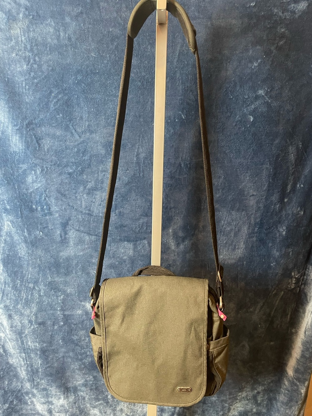 R.E.I. Heathered dark grey w pink accents crossover messenger bag/purse